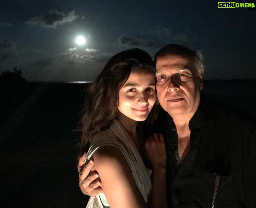 Alia Bhatt Instagram - to the moon and back.. love you papa.. happy birthday my wise man 💥