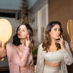 Alia Bhatt Instagram - 💁‍♀️🪞♥️ Can it get any better… 😉 P.S. Can someone please cast us in a film together…although we may spend most of our time on set reflecting 🪞😋