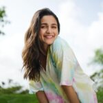 Alia Bhatt Instagram - No words…. Just vibessssssssss 🫦🌈🙃☀️