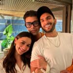 Alia Bhatt Instagram - Love hain toh sab hain!!! ♥️♥️♥️♥️ From the bottom of our hearts .. thank you for all the love.. eternally grateful! 💛💛💛 Love, Rocky, Rani and our maker of this Kahaani 💘 #RockyAurRaniKiiPremKahaani