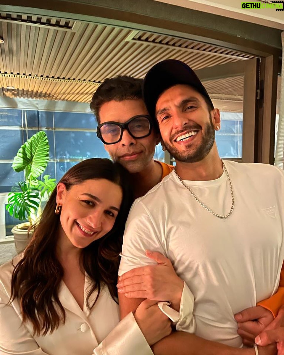 Alia Bhatt Instagram - Love hain toh sab hain!!! ♥️♥️♥️♥️ From the bottom of our hearts .. thank you for all the love.. eternally grateful! 💛💛💛 Love, Rocky, Rani and our maker of this Kahaani 💘 #RockyAurRaniKiiPremKahaani