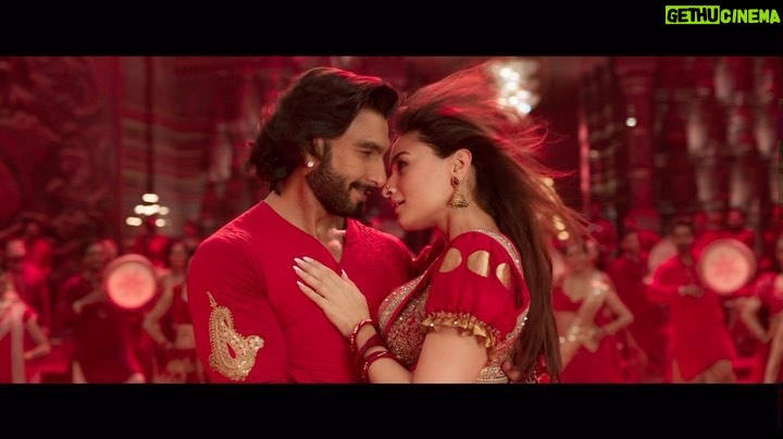Alia Bhatt Instagram - 🥁♥️🥁 #DhindhoraBajeRe… Song Out Tomorrow! #RockyAurRaniKiiPremKahaani, in cinemas this Friday 💕