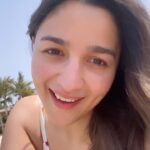 Alia Bhatt Instagram – Pehle pahado mein aur ab beach pe… hum toh gaate rahenge 
#TumKyaMile 💛🧡💙💜