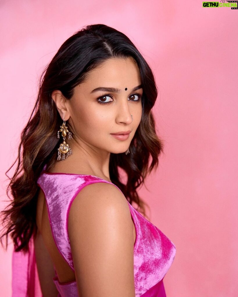 Alia Bhatt Instagram - Everything रानी pink 💕