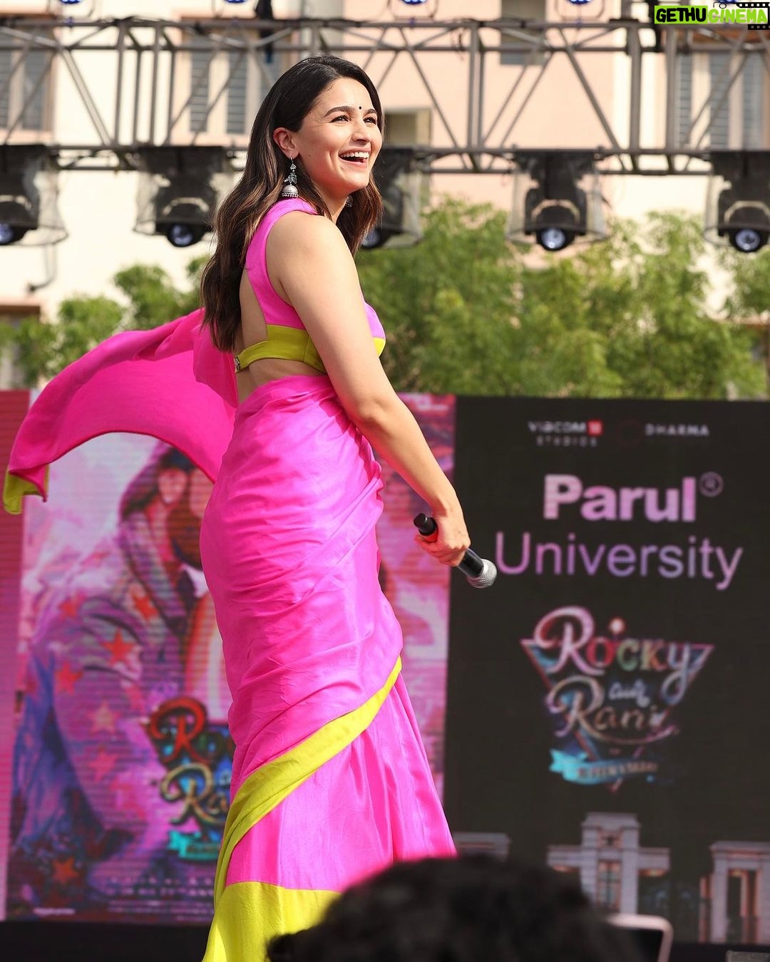 Alia Bhatt Instagram - and so it begins… #RockyAurRaniKiiPremKahaani in Vadodara 💕