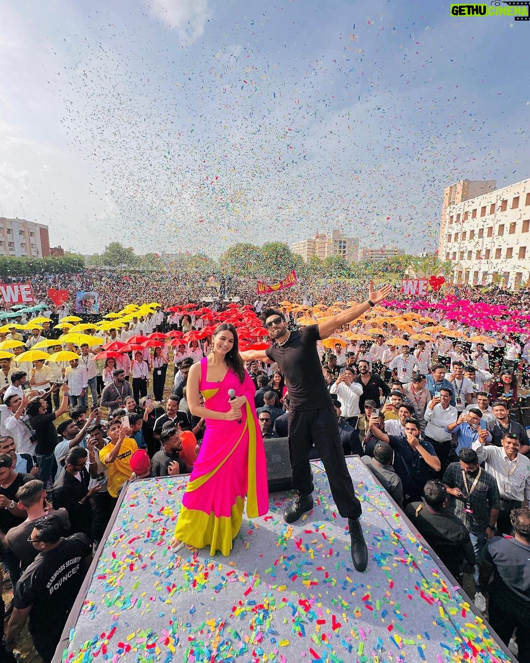 Alia Bhatt Instagram - and so it begins… #RockyAurRaniKiiPremKahaani in Vadodara 💕