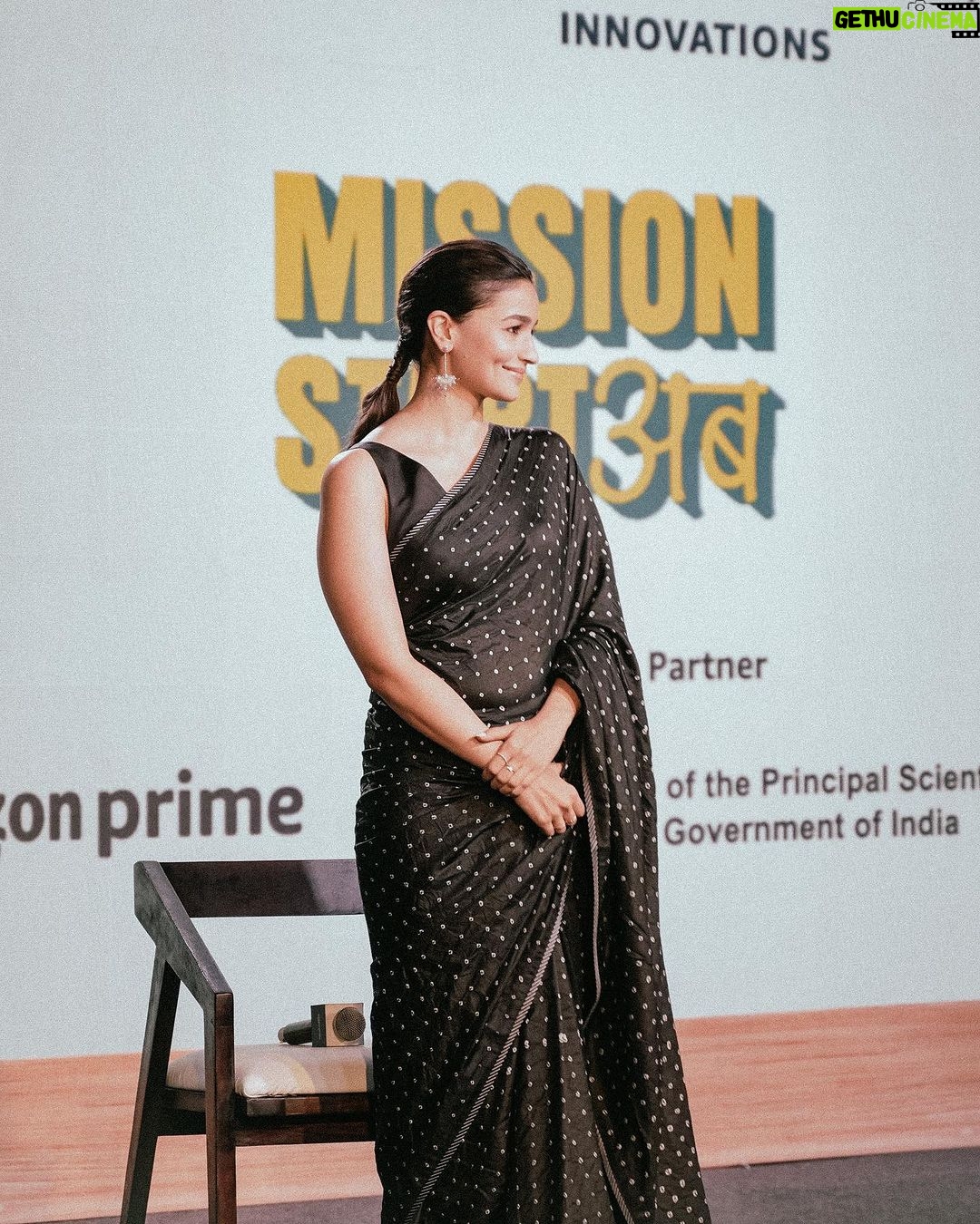 Alia Bhatt Instagram - Made a quick trip to दिल्ली and spoke from my दिल to support #MissionStartAbOnPrime 🤍 @primevideoin Many thanks to Principal Scientific Advisor, Govt of India, Ajay Kumar Sood ji for his support of this initiative to discover grassroots entrepreneurs in India