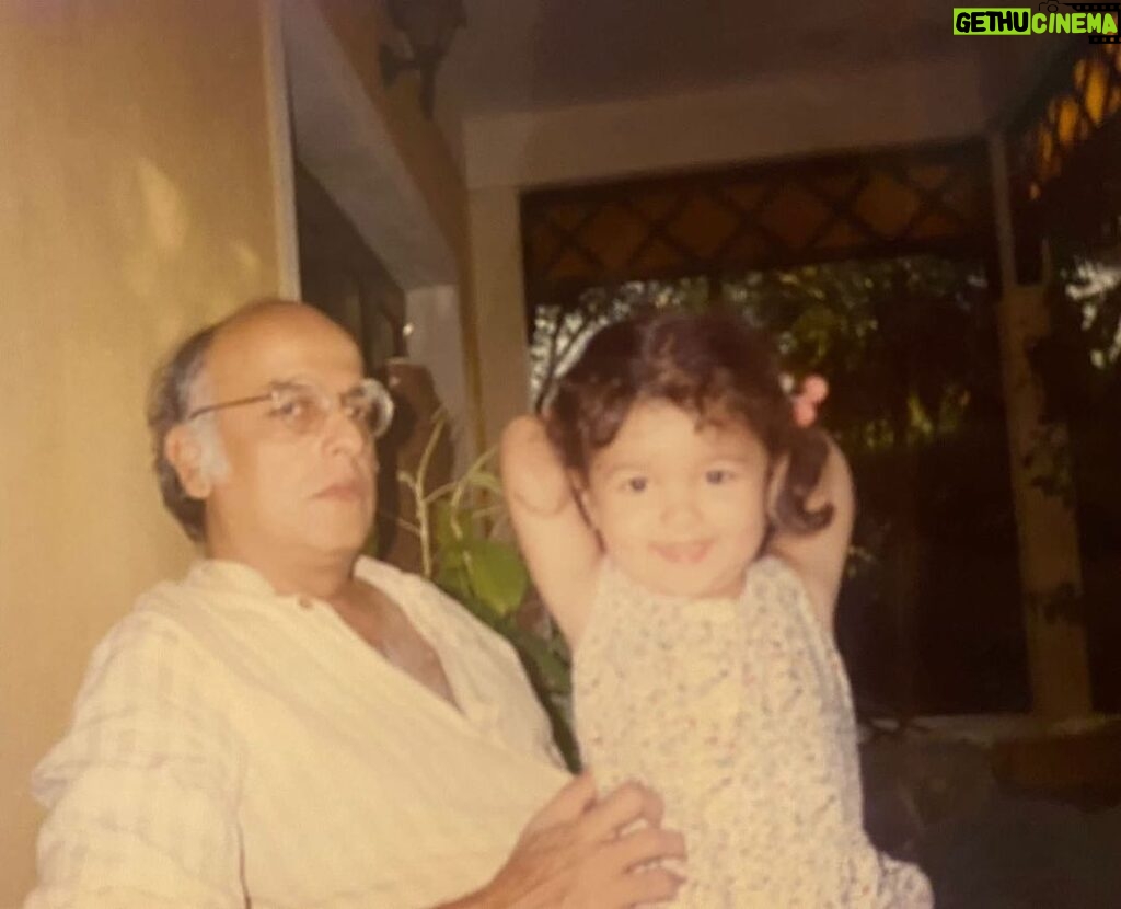 Alia Bhatt Instagram - to the moon and back.. love you papa.. happy birthday my wise man 💥