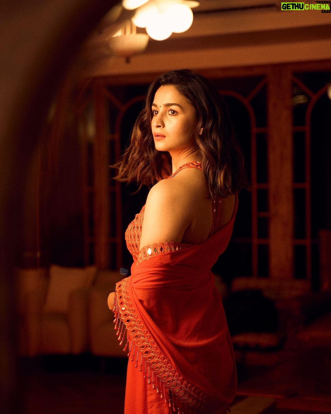 Alia Bhatt Instagram - fire & desire!! 🧡