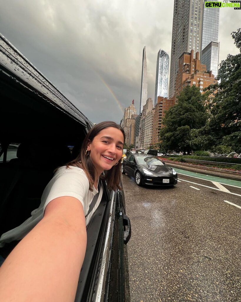 Alia Bhatt Instagram - somewhere over the rainbowwwww 🩵