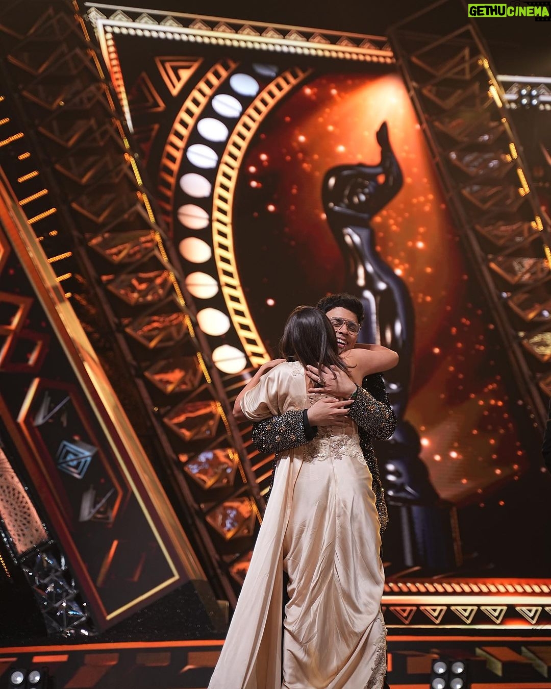 Alia Bhatt Instagram - સરસ night at @filmfare 🫶🏻✨🖤 P.S. this one’s for the entire team #RRKPK 🥳 @ranveersingh @aapkadharam #JayaBachchan @azmishabana18 @totaroychoudhury @utterlychurni @kshiteejog #AamirBashir @namitdas @anjalidineshanand Director - @karanjohar Story & Screenplay - @_ishita_moitra_ @shashankkhaitan @gogoroy Dialogue - @_ishita_moitra_ Producers - #HirooJohar @karanjohar @apoorva1972 Co-Producer - @somenmishra EP - Sumit Chawla Production company - @dharmamovies @viacom18studios DOP - @manushnandandop Costume - @manishmalhotra05 @ekalakhani Editor - @baidnitin Production designer - @amritamahalnakai Music composer - @ipritamofficial Lyricist - @amitabhbhattacharyaofficial Music label - @saregama_official Sound Design - @sohelsanwari AD team - @shaunagautam @varun_lalwani @ayaan.ahmad_09 @simrangursahani @mohitchandora @veerpinto @juniorjethu @reyhan.rattonsey @sanajnaval @tann.v @______iak______ @shivr @rahil.badhwar Marketing - @kadamsid13 @tjwalebabu @ayushii17 PR - @hypenq_pr Best team- @grish1234 @vaishalib2907 @mickeycontractor @flavienheldt @amolchalke88 @yusuf_911 @nsurender421 @suniltalekar1977