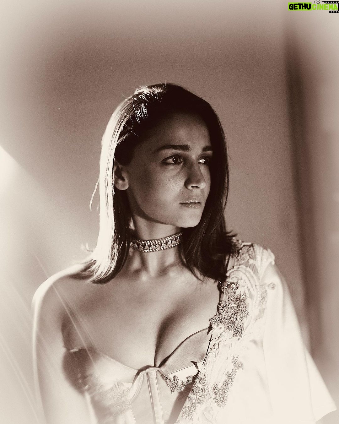 Alia Bhatt Instagram - સરસ night at @filmfare 🫶🏻✨🖤 P.S. this one’s for the entire team #RRKPK 🥳 @ranveersingh @aapkadharam #JayaBachchan @azmishabana18 @totaroychoudhury @utterlychurni @kshiteejog #AamirBashir @namitdas @anjalidineshanand Director - @karanjohar Story & Screenplay - @_ishita_moitra_ @shashankkhaitan @gogoroy Dialogue - @_ishita_moitra_ Producers - #HirooJohar @karanjohar @apoorva1972 Co-Producer - @somenmishra EP - Sumit Chawla Production company - @dharmamovies @viacom18studios DOP - @manushnandandop Costume - @manishmalhotra05 @ekalakhani Editor - @baidnitin Production designer - @amritamahalnakai Music composer - @ipritamofficial Lyricist - @amitabhbhattacharyaofficial Music label - @saregama_official Sound Design - @sohelsanwari AD team - @shaunagautam @varun_lalwani @ayaan.ahmad_09 @simrangursahani @mohitchandora @veerpinto @juniorjethu @reyhan.rattonsey @sanajnaval @tann.v @______iak______ @shivr @rahil.badhwar Marketing - @kadamsid13 @tjwalebabu @ayushii17 PR - @hypenq_pr Best team- @grish1234 @vaishalib2907 @mickeycontractor @flavienheldt @amolchalke88 @yusuf_911 @nsurender421 @suniltalekar1977