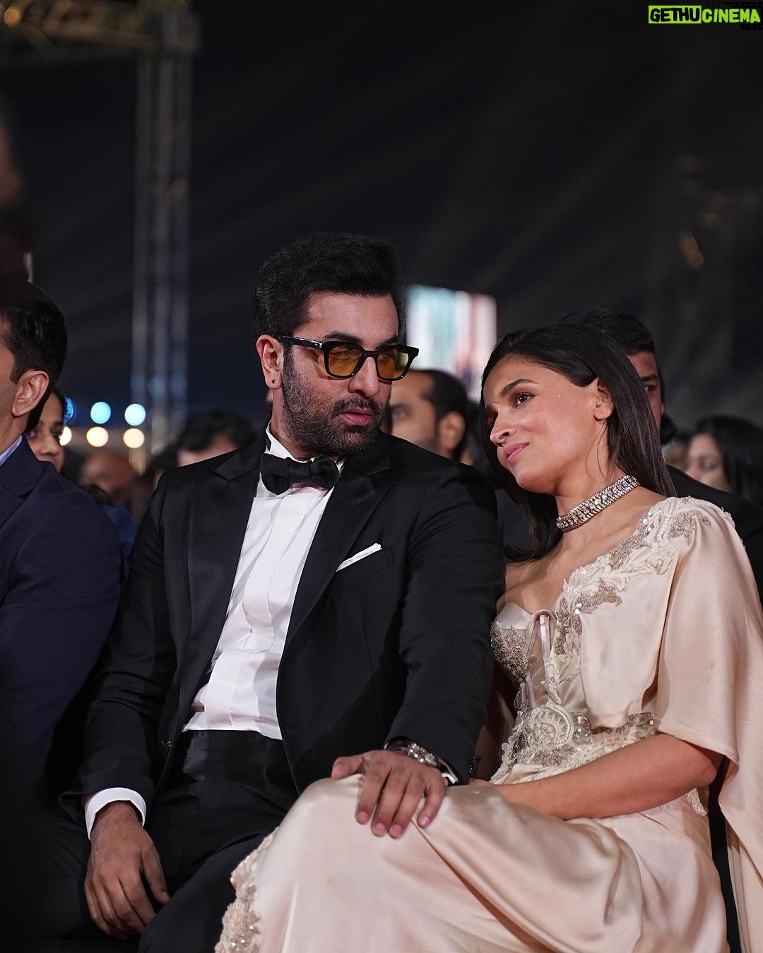 Alia Bhatt Instagram - સરસ night at @filmfare 🫶🏻✨🖤 P.S. this one’s for the entire team #RRKPK 🥳 @ranveersingh @aapkadharam #JayaBachchan @azmishabana18 @totaroychoudhury @utterlychurni @kshiteejog #AamirBashir @namitdas @anjalidineshanand Director - @karanjohar Story & Screenplay - @_ishita_moitra_ @shashankkhaitan @gogoroy Dialogue - @_ishita_moitra_ Producers - #HirooJohar @karanjohar @apoorva1972 Co-Producer - @somenmishra EP - Sumit Chawla Production company - @dharmamovies @viacom18studios DOP - @manushnandandop Costume - @manishmalhotra05 @ekalakhani Editor - @baidnitin Production designer - @amritamahalnakai Music composer - @ipritamofficial Lyricist - @amitabhbhattacharyaofficial Music label - @saregama_official Sound Design - @sohelsanwari AD team - @shaunagautam @varun_lalwani @ayaan.ahmad_09 @simrangursahani @mohitchandora @veerpinto @juniorjethu @reyhan.rattonsey @sanajnaval @tann.v @______iak______ @shivr @rahil.badhwar Marketing - @kadamsid13 @tjwalebabu @ayushii17 PR - @hypenq_pr Best team- @grish1234 @vaishalib2907 @mickeycontractor @flavienheldt @amolchalke88 @yusuf_911 @nsurender421 @suniltalekar1977