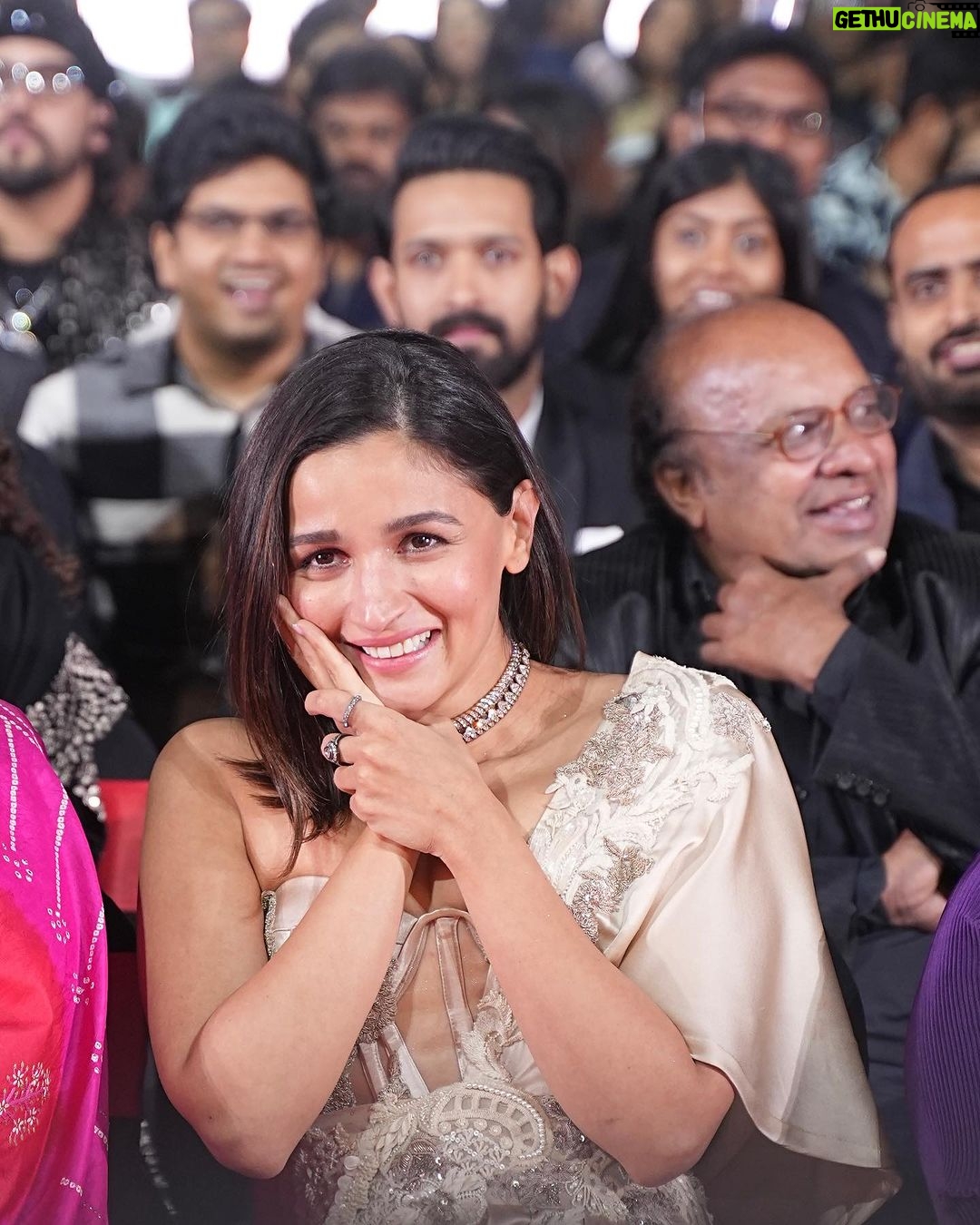 Alia Bhatt Instagram - સરસ night at @filmfare 🫶🏻✨🖤 P.S. this one’s for the entire team #RRKPK 🥳 @ranveersingh @aapkadharam #JayaBachchan @azmishabana18 @totaroychoudhury @utterlychurni @kshiteejog #AamirBashir @namitdas @anjalidineshanand Director - @karanjohar Story & Screenplay - @_ishita_moitra_ @shashankkhaitan @gogoroy Dialogue - @_ishita_moitra_ Producers - #HirooJohar @karanjohar @apoorva1972 Co-Producer - @somenmishra EP - Sumit Chawla Production company - @dharmamovies @viacom18studios DOP - @manushnandandop Costume - @manishmalhotra05 @ekalakhani Editor - @baidnitin Production designer - @amritamahalnakai Music composer - @ipritamofficial Lyricist - @amitabhbhattacharyaofficial Music label - @saregama_official Sound Design - @sohelsanwari AD team - @shaunagautam @varun_lalwani @ayaan.ahmad_09 @simrangursahani @mohitchandora @veerpinto @juniorjethu @reyhan.rattonsey @sanajnaval @tann.v @______iak______ @shivr @rahil.badhwar Marketing - @kadamsid13 @tjwalebabu @ayushii17 PR - @hypenq_pr Best team- @grish1234 @vaishalib2907 @mickeycontractor @flavienheldt @amolchalke88 @yusuf_911 @nsurender421 @suniltalekar1977