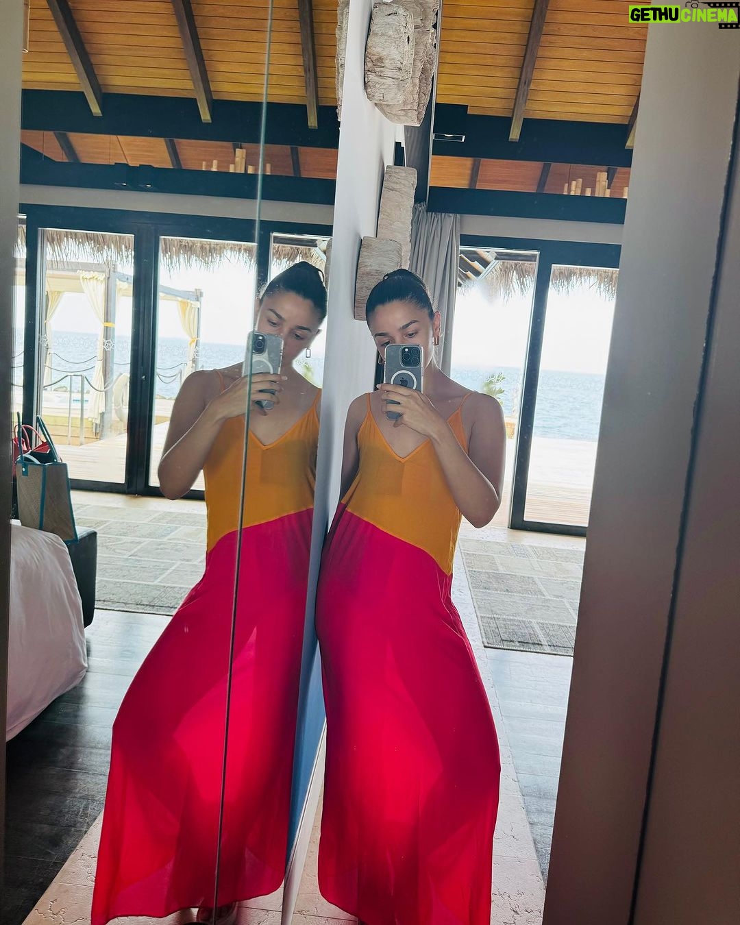 Alia Bhatt Instagram - Many moods & a million mirror selfies 💫