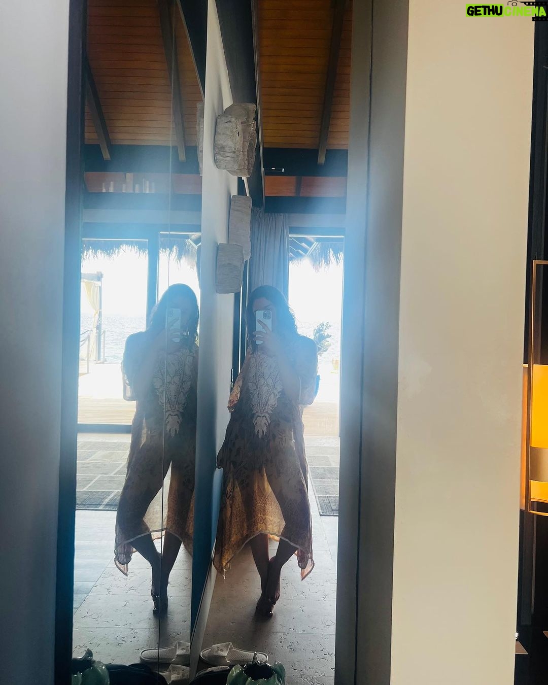 Alia Bhatt Instagram - Many moods & a million mirror selfies 💫