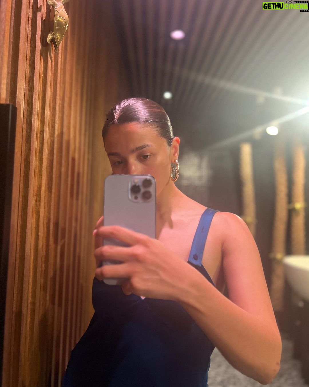 Alia Bhatt Instagram - Many moods & a million mirror selfies 💫