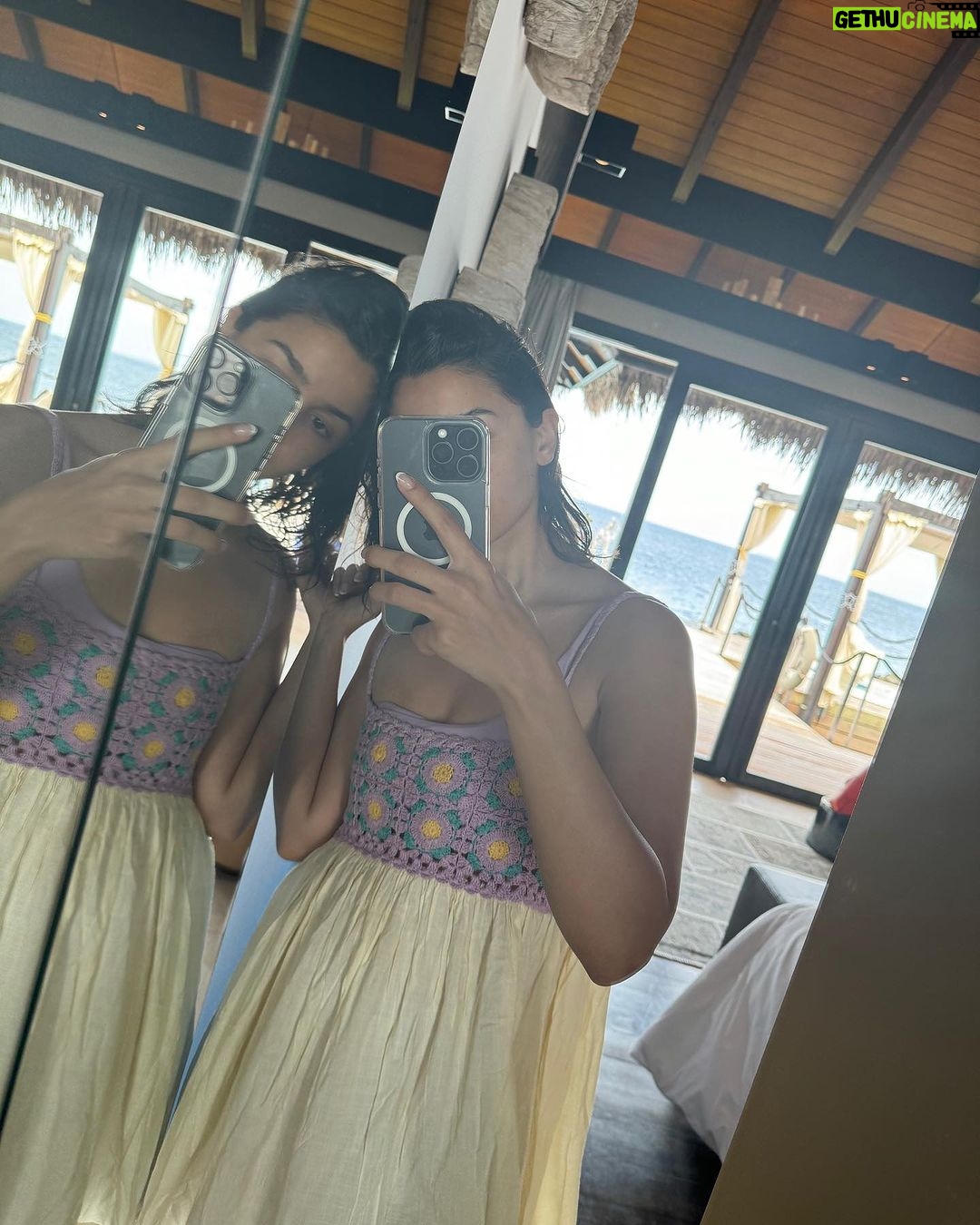 Alia Bhatt Instagram - Many moods & a million mirror selfies 💫