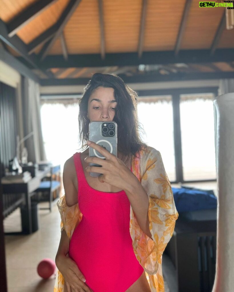 Alia Bhatt Instagram - Many moods & a million mirror selfies 💫