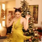 Alia Bhatt Instagram - grateful for this bunch.. grateful for so so much.. merry merry christmas & happy happy always 🎄♥️