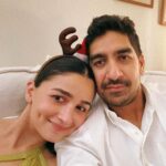 Alia Bhatt Instagram - grateful for this bunch.. grateful for so so much.. merry merry christmas & happy happy always 🎄♥️
