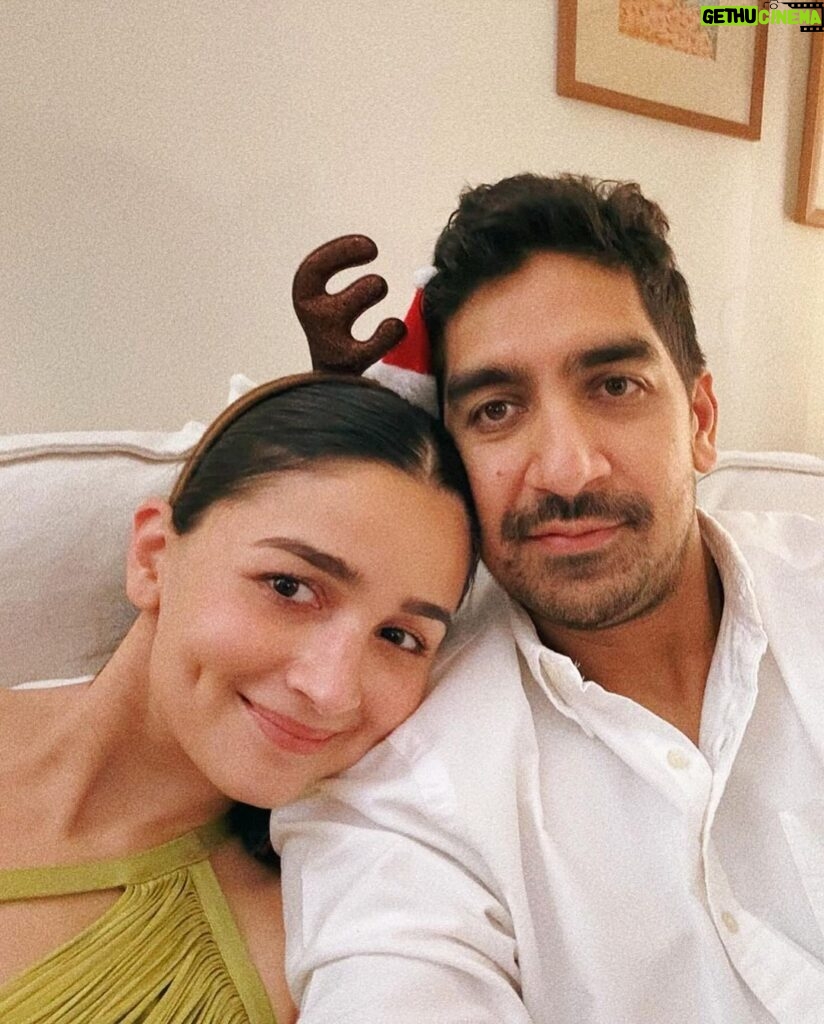 Alia Bhatt Instagram - grateful for this bunch.. grateful for so so much.. merry merry christmas & happy happy always 🎄♥