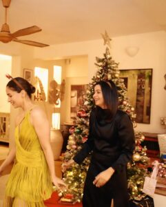 Alia Bhatt Instagram - grateful for this bunch.. grateful for so so much.. merry merry christmas & happy happy always 🎄♥️