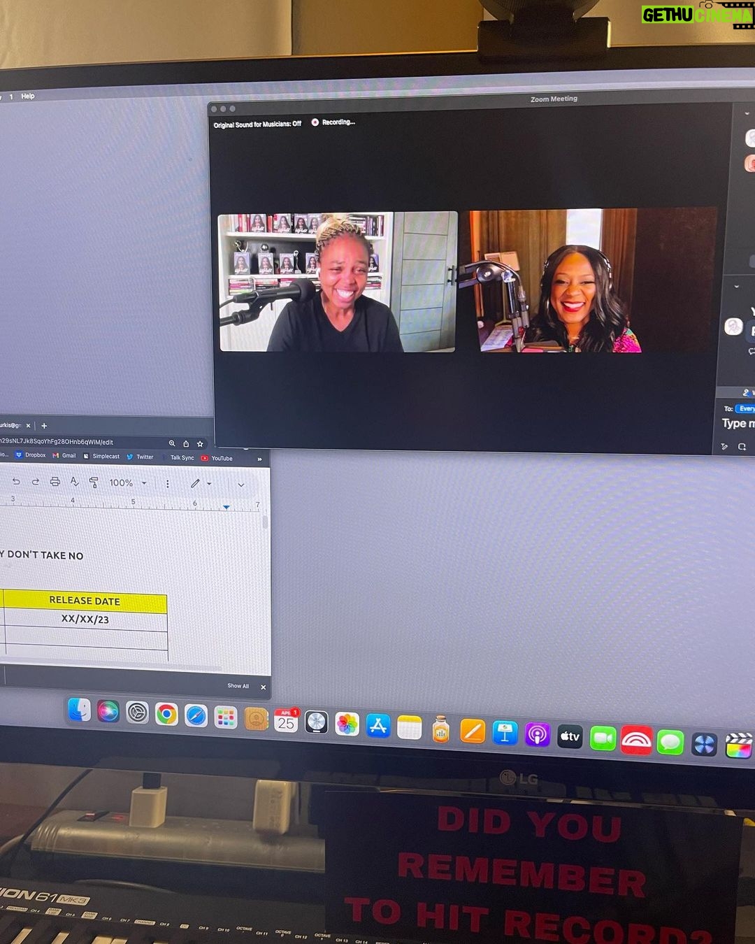 Alicia Garza Instagram - A few days on the West Coast … gave a talk in Colorado, hopped over to the Bay where I got to give a talk at @solidarity_ccsf and spend some quality time with my loved ones, recorded some new episodes of @ladydonttakenopod, then to Los Angeles to be reminded of the power of sisterhood. My good sis @angelarye gave me quite a few important words, but most importantly, that word about how we use our time and what we invite in based on how we use our time. This week I spent my time strengthening old bonds, caring for a few that were in repair, and building new bonds. In doing so, I’m inviting abundance, connection, clarity and forgiveness. Ready.