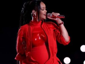 Alicia Garza Instagram - This is a @badgalriri account and I am a proud member of the #Navy. Y’all heaux could NEVER. 

Carry on.