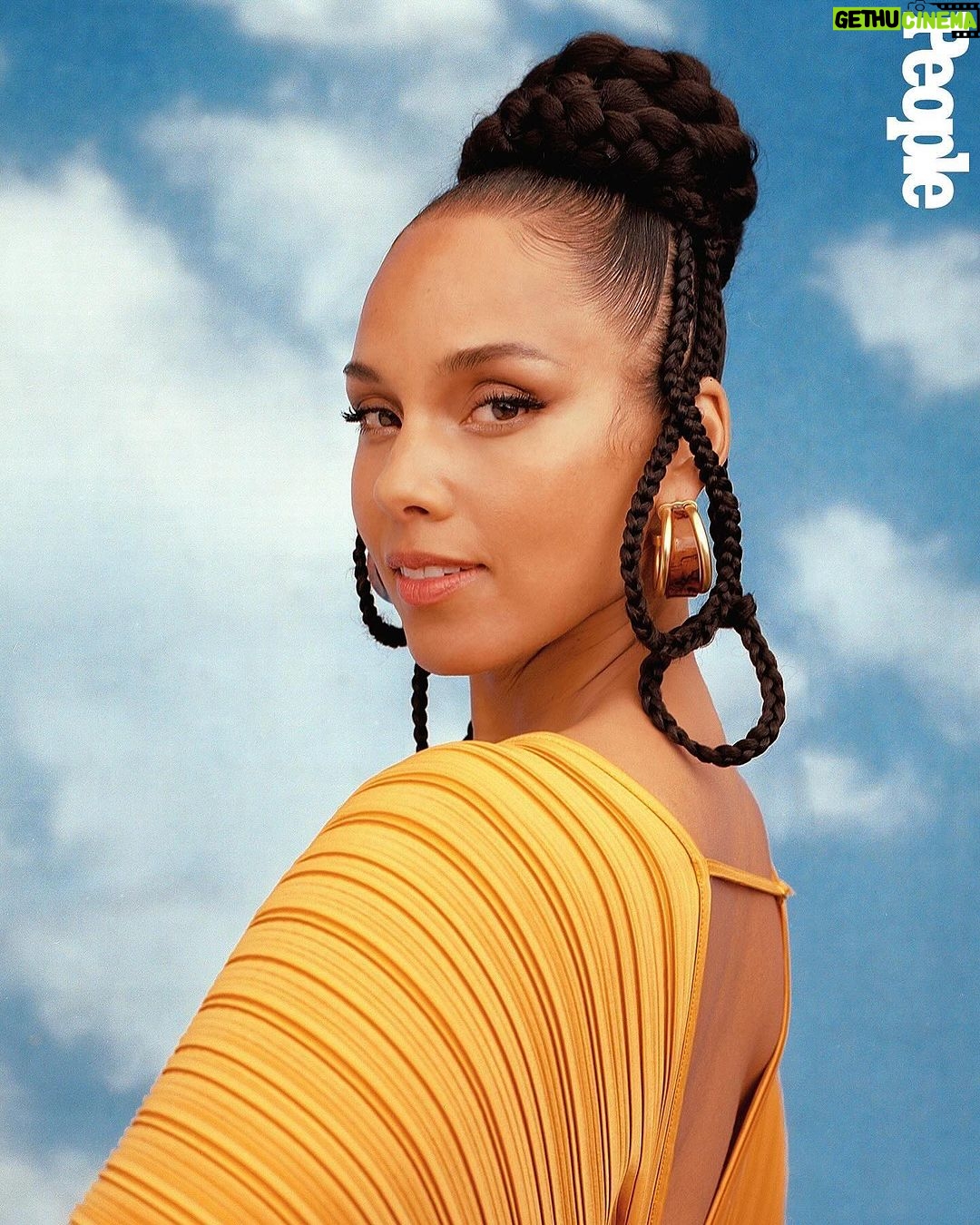 Alicia Keys Instagram - Beauty is a word that we associate with a physical presence, but I think that beauty is actually your spirit. It’s what you can’t see that makes you so beautiful. It’s that nurturing energy. It’s that loving attention, that empathy. That, to me, is what beauty is. And the most beautiful people I know are those kinds of people💜💜💜 Big love @People @Keyssoulcare ✨✨✨✨