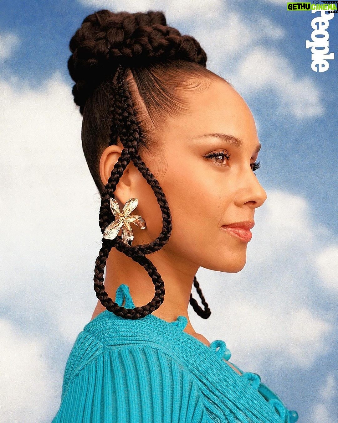 Alicia Keys Instagram - Beauty is a word that we associate with a physical presence, but I think that beauty is actually your spirit. It’s what you can’t see that makes you so beautiful. It’s that nurturing energy. It’s that loving attention, that empathy. That, to me, is what beauty is. And the most beautiful people I know are those kinds of people💜💜💜 Big love @People @Keyssoulcare ✨✨✨✨