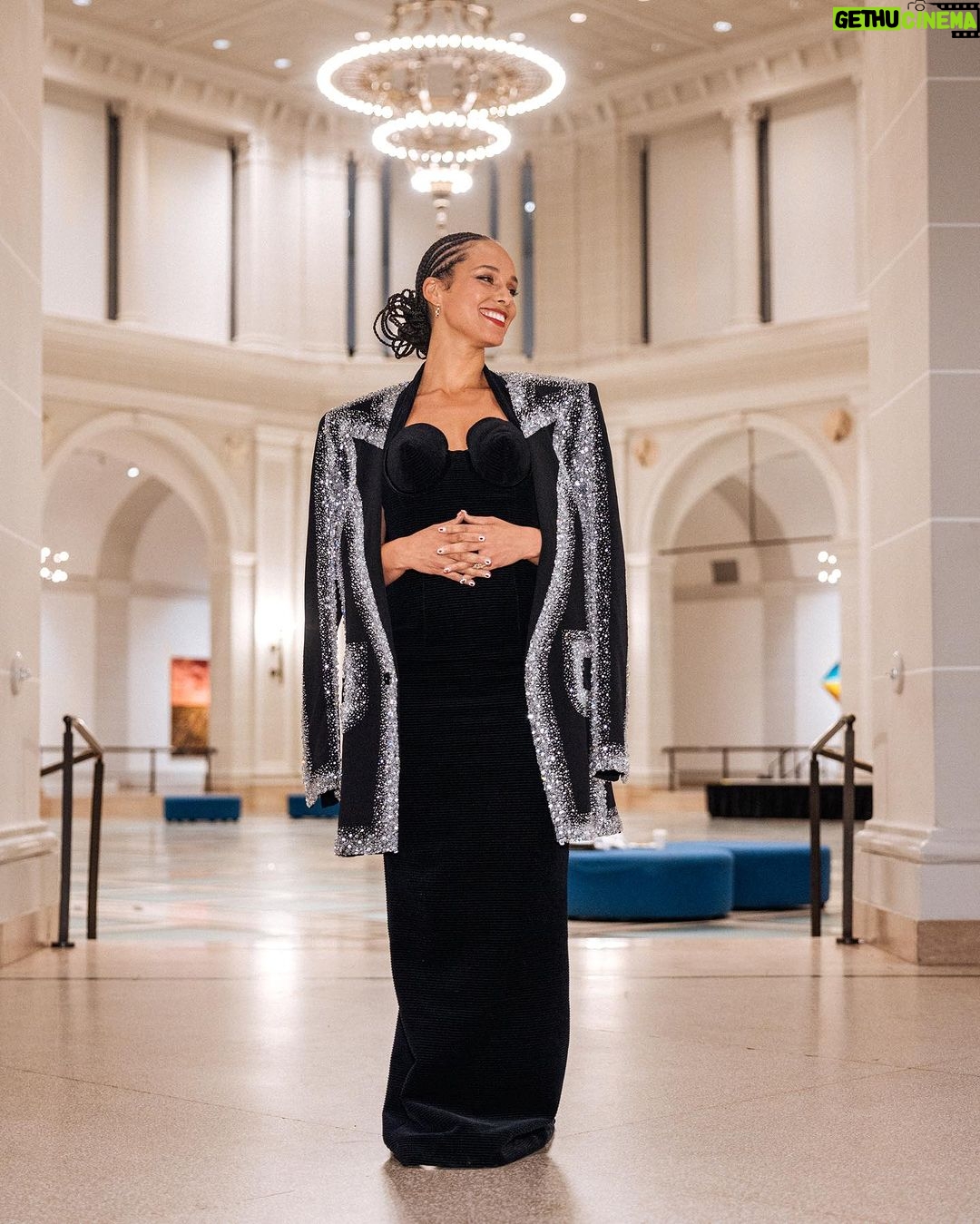 Alicia Keys Instagram - last night…. GIANTS‼️ @thedeancollection @therealswizzz @brooklynmuseum All these gigantic artists!! All this incredible energy…. I am still processing🤯🤯🤯 Gotta come see this for yourself!! Opens 2/10 🎉😍