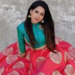 Alika Nair Instagram - जिंदगी शिकायतें लेकर पीछे पड़ी हैं और मेरा हौसला मुस्कुराने के जिद्द पर अड़ा है ! #goodmorning #goodtimes #goodvibes Thank You So Much Frndz / guys @nehass_international_makkeover @komal.shrivastava25 @jiya_rao_8 @nehass_international_makkeover for the amazing day #inclusive #makeup #photography #location #angles #masti too Mumbai, Maharashtra