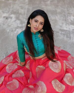 Alika Nair Instagram - जिंदगी शिकायतें लेकर पीछे पड़ी हैं और मेरा हौसला मुस्कुराने के जिद्द पर अड़ा है !  #goodmorning #goodtimes #goodvibes  Thank You So Much Frndz / guys @nehass_international_makkeover @komal.shrivastava25 @jiya_rao_8 @nehass_international_makkeover for the amazing day #inclusive #makeup #photography #location #angles #masti too