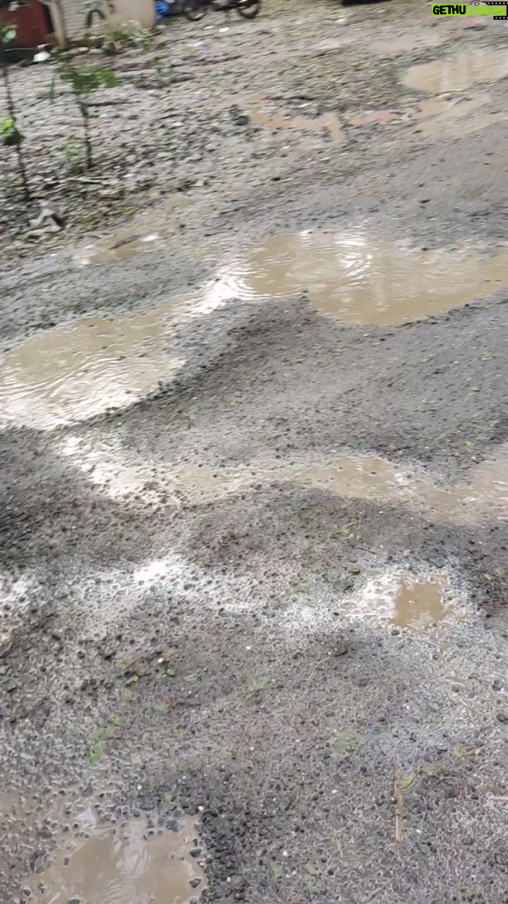 Alika Nair Instagram - Mumbai #Arey #roads #goregaon , behana @akshikanair tere Ghar aane ke liye dekh kitne Gadhdho ko taap kar aana padhta hain 😀😂 Aarey Milk Colony