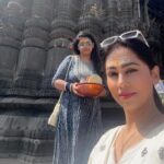 Alika Nair Instagram - Har Har Mahadev 🙏 …. Basant Panchami ki sabko shubh kamanaein 🙏 ! Happy Valentines Day 💕 Too 🙈🌹. #jyotirlinga_trimbakeshwar_mahadev ( Mandir me bhi class and categories …. Public toilet me 50 rs. Charge kar rahe hain…. ! Kya chal kya raha hain ? Pooja ki Yeh wali tokri le jao didi aapki pararthna avashya poori hogi 🥹 . Arey meri prarthna is tokri ???? Nahi matlab kaise kar lete hain log 💵 🤑💰 𝐓𝐑𝐈𝐌𝐁𝐀𝐊𝐄𝐒𝐇𝐖𝐀𝐑 𝐉𝐘𝐎𝐓𝐈𝐑𝐋𝐈𝐍𝐆