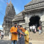 Alika Nair Instagram - Har Har Mahadev 🙏 …. Basant Panchami ki sabko shubh kamanaein 🙏 ! Happy Valentines Day 💕 Too 🙈🌹. #jyotirlinga_trimbakeshwar_mahadev ( Mandir me bhi class and categories …. Public toilet me 50 rs. Charge kar rahe hain…. ! Kya chal kya raha hain ? Pooja ki Yeh wali tokri le jao didi aapki pararthna avashya poori hogi 🥹 . Arey meri prarthna is tokri ???? Nahi matlab kaise kar lete hain log 💵 🤑💰 𝐓𝐑𝐈𝐌𝐁𝐀𝐊𝐄𝐒𝐇𝐖𝐀𝐑 𝐉𝐘𝐎𝐓𝐈𝐑𝐋𝐈𝐍𝐆