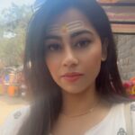 Alika Nair Instagram - Har Har Mahadev 🙏 …. Basant Panchami ki sabko shubh kamanaein 🙏 ! Happy Valentines Day 💕 Too 🙈🌹. #jyotirlinga_trimbakeshwar_mahadev ( Mandir me bhi class and categories …. Public toilet me 50 rs. Charge kar rahe hain…. ! Kya chal kya raha hain ? Pooja ki Yeh wali tokri le jao didi aapki pararthna avashya poori hogi 🥹 . Arey meri prarthna is tokri ???? Nahi matlab kaise kar lete hain log 💵 🤑💰 𝐓𝐑𝐈𝐌𝐁𝐀𝐊𝐄𝐒𝐇𝐖𝐀𝐑 𝐉𝐘𝐎𝐓𝐈𝐑𝐋𝐈𝐍𝐆