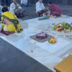 Alika Nair Instagram - Har Har Mahadev 🙏 …. Basant Panchami ki sabko shubh kamanaein 🙏 ! Happy Valentines Day 💕 Too 🙈🌹. #jyotirlinga_trimbakeshwar_mahadev ( Mandir me bhi class and categories …. Public toilet me 50 rs. Charge kar rahe hain…. ! Kya chal kya raha hain ? Pooja ki Yeh wali tokri le jao didi aapki pararthna avashya poori hogi 🥹 . Arey meri prarthna is tokri ???? Nahi matlab kaise kar lete hain log 💵 🤑💰 𝐓𝐑𝐈𝐌𝐁𝐀𝐊𝐄𝐒𝐇𝐖𝐀𝐑 𝐉𝐘𝐎𝐓𝐈𝐑𝐋𝐈𝐍𝐆