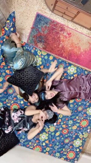 Alika Nair Instagram - Piya Piya …. Oh Piya Piya …… #piyapiyaopiya @jiya_rao_8 @komal.shrivastava25 , #girls #girlsgirlsgirls #girlsnight #girlpower #girlgang