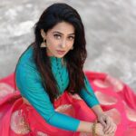 Alika Nair Instagram - जिंदगी शिकायतें लेकर पीछे पड़ी हैं और मेरा हौसला मुस्कुराने के जिद्द पर अड़ा है ! #goodmorning #goodtimes #goodvibes Thank You So Much Frndz / guys @nehass_international_makkeover @komal.shrivastava25 @jiya_rao_8 @nehass_international_makkeover for the amazing day #inclusive #makeup #photography #location #angles #masti too Mumbai, Maharashtra
