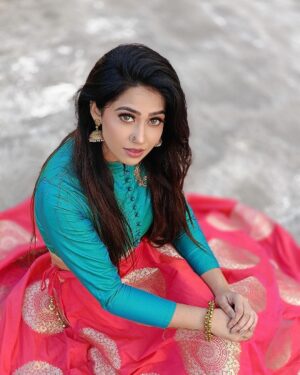 Alika Nair Instagram - जिंदगी शिकायतें लेकर पीछे पड़ी हैं और मेरा हौसला मुस्कुराने के जिद्द पर अड़ा है !  #goodmorning #goodtimes #goodvibes  Thank You So Much Frndz / guys @nehass_international_makkeover @komal.shrivastava25 @jiya_rao_8 @nehass_international_makkeover for the amazing day #inclusive #makeup #photography #location #angles #masti too