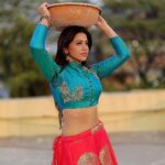 Alika Nair Instagram - जिंदगी शिकायतें लेकर पीछे पड़ी हैं और मेरा हौसला मुस्कुराने के जिद्द पर अड़ा है ! #goodmorning #goodtimes #goodvibes Thank You So Much Frndz / guys @nehass_international_makkeover @komal.shrivastava25 @jiya_rao_8 @nehass_international_makkeover for the amazing day #inclusive #makeup #photography #location #angles #masti too Mumbai, Maharashtra