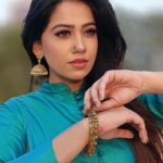 Alika Nair Instagram - जिंदगी शिकायतें लेकर पीछे पड़ी हैं और मेरा हौसला मुस्कुराने के जिद्द पर अड़ा है ! #goodmorning #goodtimes #goodvibes Thank You So Much Frndz / guys @nehass_international_makkeover @komal.shrivastava25 @jiya_rao_8 @nehass_international_makkeover for the amazing day #inclusive #makeup #photography #location #angles #masti too Mumbai, Maharashtra