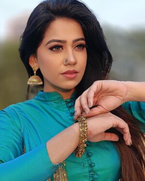 Alika Nair Instagram - जिंदगी शिकायतें लेकर पीछे पड़ी हैं और मेरा हौसला मुस्कुराने के जिद्द पर अड़ा है !  #goodmorning #goodtimes #goodvibes  Thank You So Much Frndz / guys @nehass_international_makkeover @komal.shrivastava25 @jiya_rao_8 @nehass_international_makkeover for the amazing day #inclusive #makeup #photography #location #angles #masti too