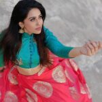 Alika Nair Instagram - जिंदगी शिकायतें लेकर पीछे पड़ी हैं और मेरा हौसला मुस्कुराने के जिद्द पर अड़ा है ! #goodmorning #goodtimes #goodvibes Thank You So Much Frndz / guys @nehass_international_makkeover @komal.shrivastava25 @jiya_rao_8 @nehass_international_makkeover for the amazing day #inclusive #makeup #photography #location #angles #masti too Mumbai, Maharashtra