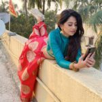 Alika Nair Instagram - जिंदगी शिकायतें लेकर पीछे पड़ी हैं और मेरा हौसला मुस्कुराने के जिद्द पर अड़ा है ! #goodmorning #goodtimes #goodvibes Thank You So Much Frndz / guys @nehass_international_makkeover @komal.shrivastava25 @jiya_rao_8 @nehass_international_makkeover for the amazing day #inclusive #makeup #photography #location #angles #masti too Mumbai, Maharashtra