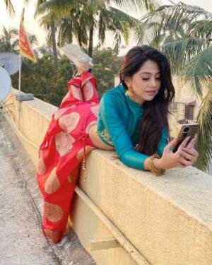 Alika Nair Instagram - जिंदगी शिकायतें लेकर पीछे पड़ी हैं और मेरा हौसला मुस्कुराने के जिद्द पर अड़ा है !  #goodmorning #goodtimes #goodvibes  Thank You So Much Frndz / guys @nehass_international_makkeover @komal.shrivastava25 @jiya_rao_8 @nehass_international_makkeover for the amazing day #inclusive #makeup #photography #location #angles #masti too
