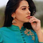 Alika Nair Instagram - जिंदगी शिकायतें लेकर पीछे पड़ी हैं और मेरा हौसला मुस्कुराने के जिद्द पर अड़ा है ! #goodmorning #goodtimes #goodvibes Thank You So Much Frndz / guys @nehass_international_makkeover @komal.shrivastava25 @jiya_rao_8 @nehass_international_makkeover for the amazing day #inclusive #makeup #photography #location #angles #masti too Mumbai, Maharashtra