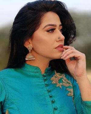 Alika Nair Instagram - जिंदगी शिकायतें लेकर पीछे पड़ी हैं और मेरा हौसला मुस्कुराने के जिद्द पर अड़ा है !  #goodmorning #goodtimes #goodvibes  Thank You So Much Frndz / guys @nehass_international_makkeover @komal.shrivastava25 @jiya_rao_8 @nehass_international_makkeover for the amazing day #inclusive #makeup #photography #location #angles #masti too